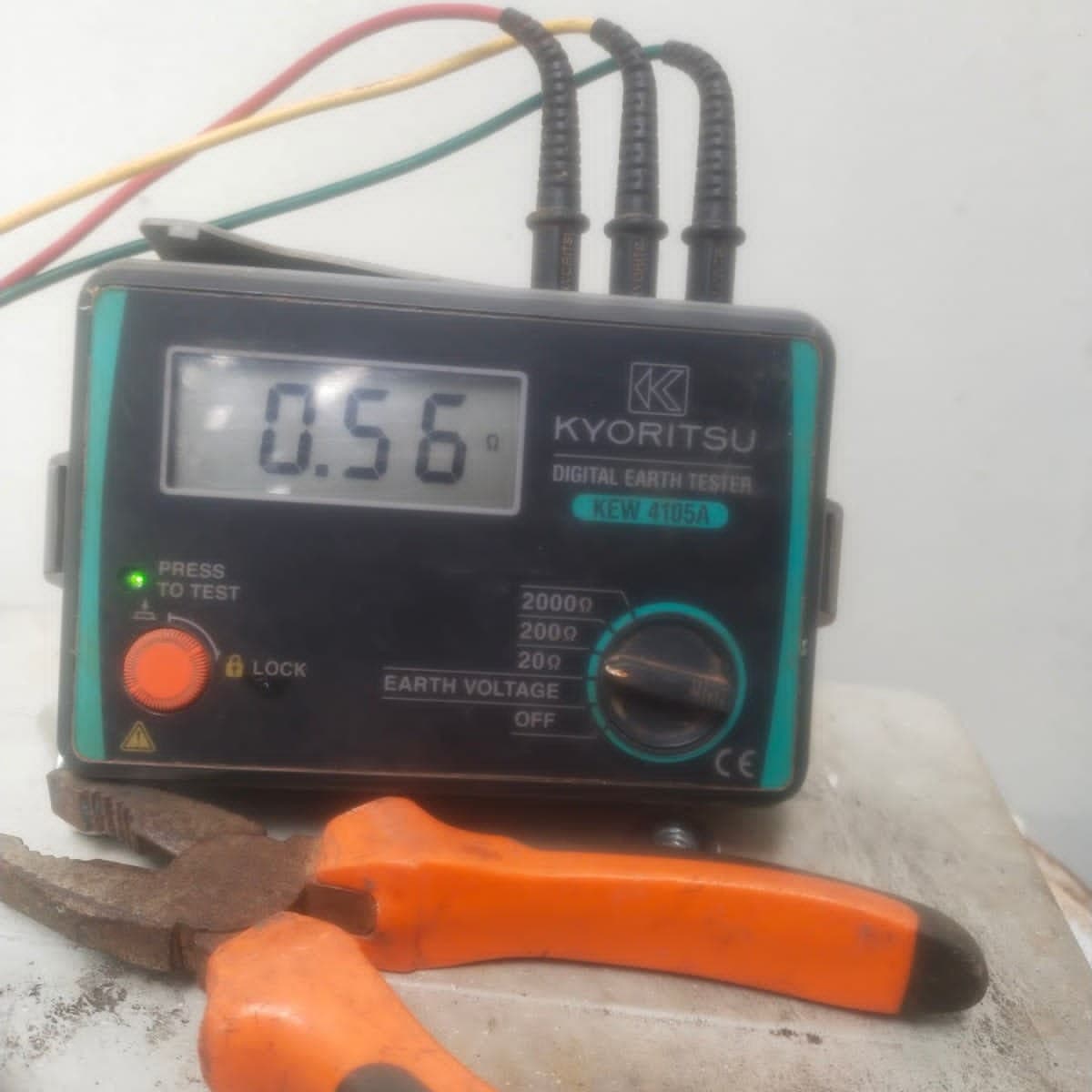 Earth tester menunjukkan hasil pengukuran tahanan grounding